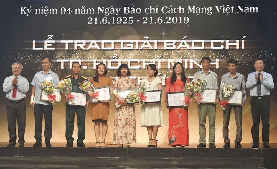 Phó Trưởng Ban Tuyên giáo Thành ủy TP Dương Thế Trung và Giám đốc Sở Thông tin và Truyền thông TP Dương Anh Đức trao giải thưởng báo chí lần thứ 37 cho các cơ quan báo chí Trung ương trú đóng tại TPHCM.