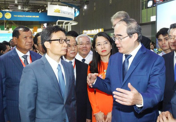 Đồng chí Nguyễn Thiện Nhân trao đổi với Phó Thủ tướng Vũ Đức Đam. Ảnh: HOÀNG HÙNG