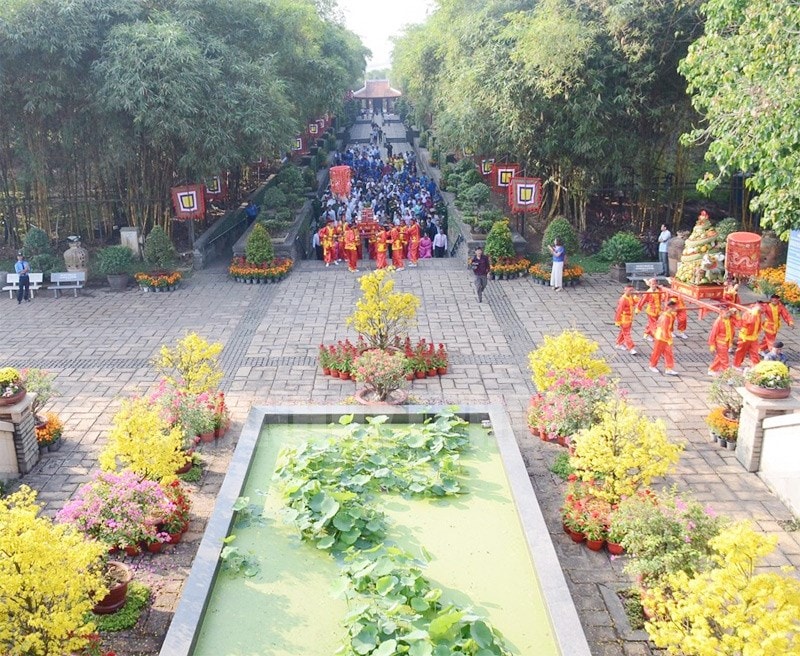 Dâng cúng bánh Tét lên Quốc tổ Hùng Vương