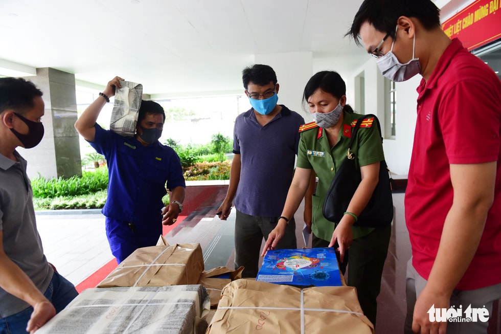 Hàng triệu tờ rơi 12 việc cần làm ngay để chống COVID-19 đến tay người dân