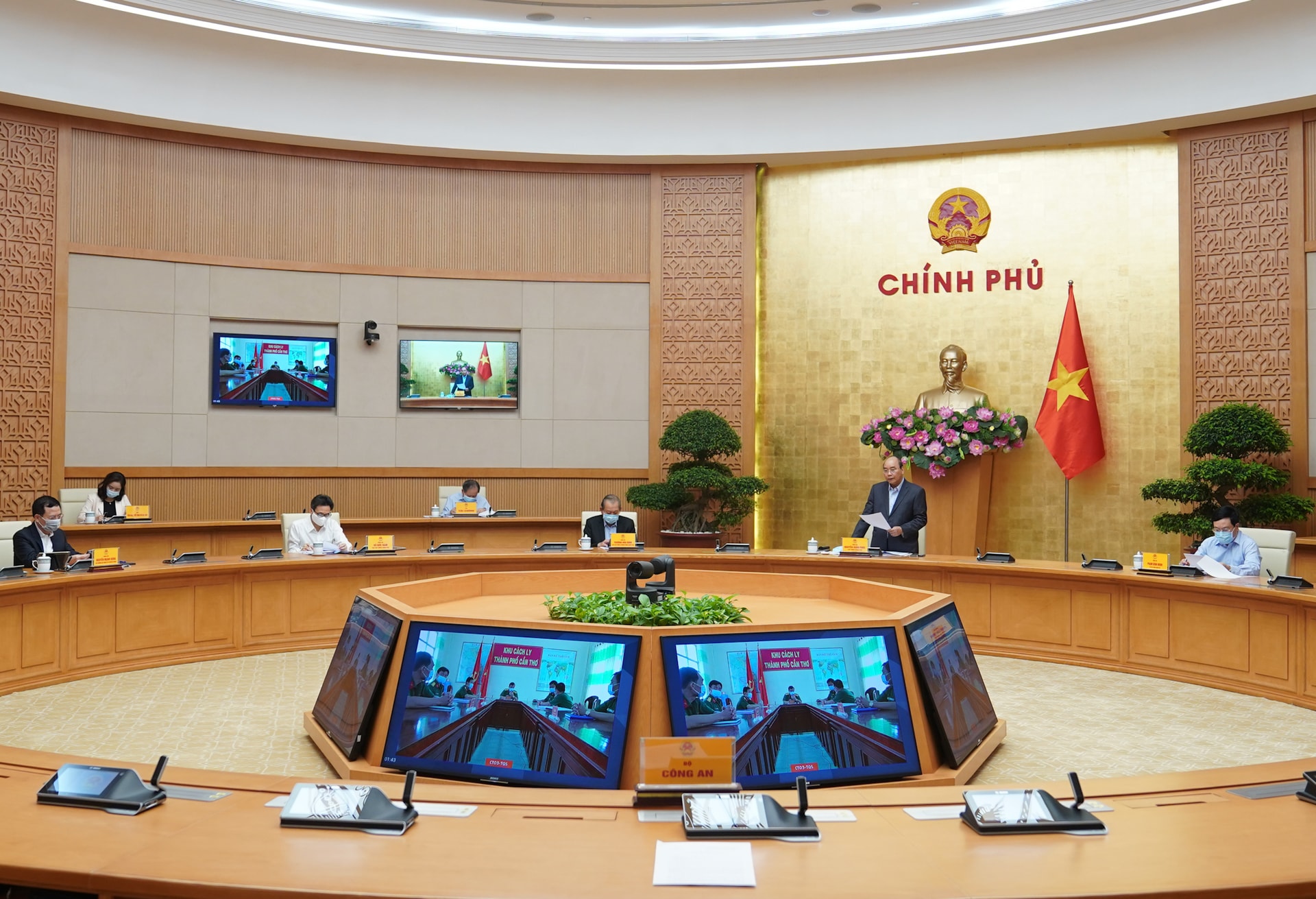 Thủ tướng họp trực tuyến kiểm tra công tác phòng chống dịch COVID-19 tại 5 thành phố