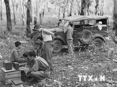 Hình ảnh phóng viên TTXVN 'lăn xả' trong Chiến dịch Hồ Chí Minh