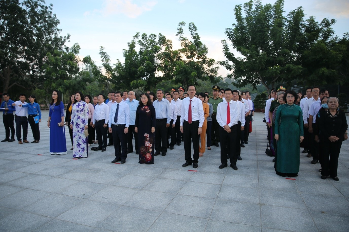 Đoàn đại biểu TPHCM  dâng hương tưởng niệm Anh hùng liệt sĩ tại Nghĩa trang Hàng Dương - Côn Đảo