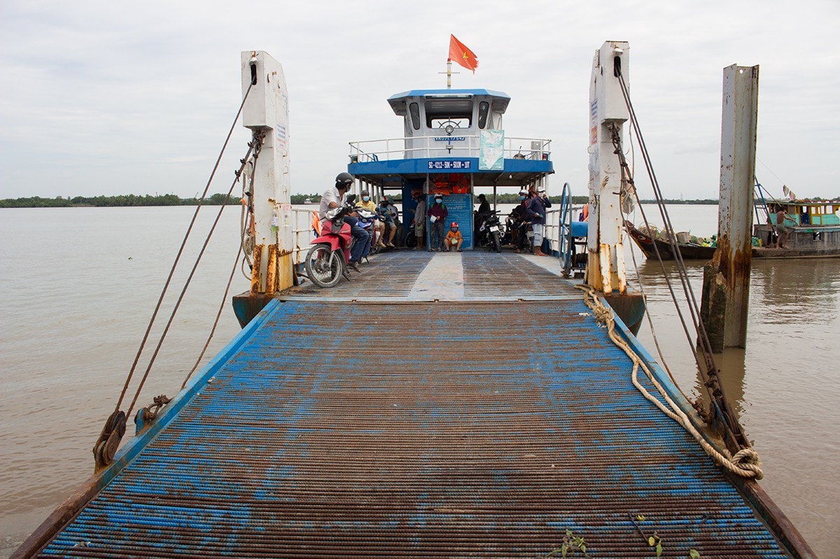 TPHCM tăng cường tuyên truyền phòng chống dịch Covid-19 ở bến phà