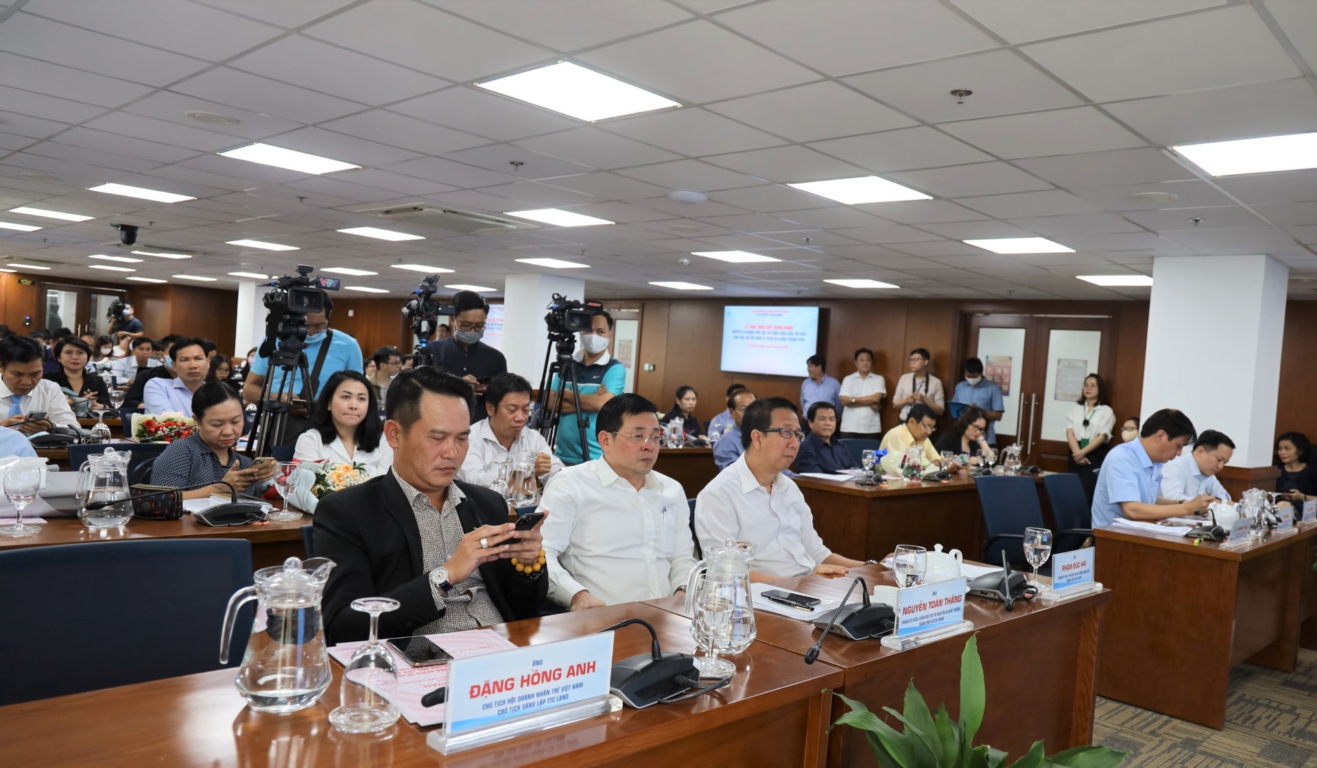 Trao 1000 GCN quyền sử dụng đất và tài sản gắn liền đất cho các đơn vị