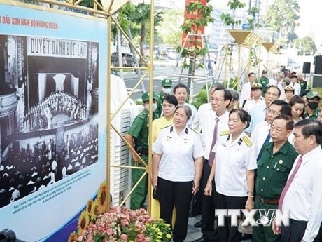 Triển lãm ảnh Sáng mãi danh hiệu vẻ vang Thành đồng Tổ quốc