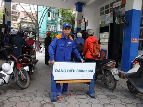 Giảm nhẹ, giá xăng E5 RON92 xuống 14.215 đồng từ 15 giờ 26/9
