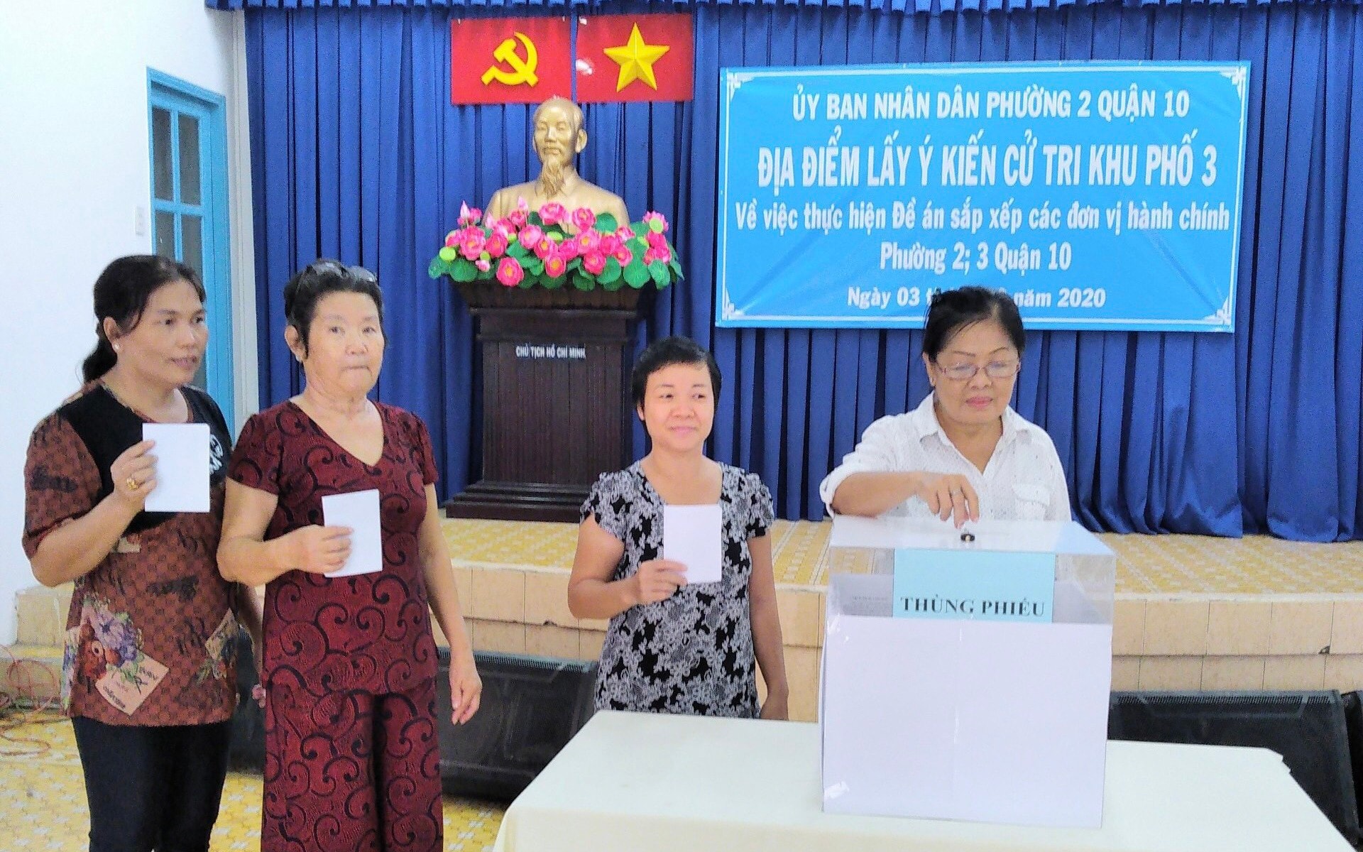 Cử tri bỏ phiếu cho ý kiến về sáp nhập đơn vị hành chính tại TPHCM