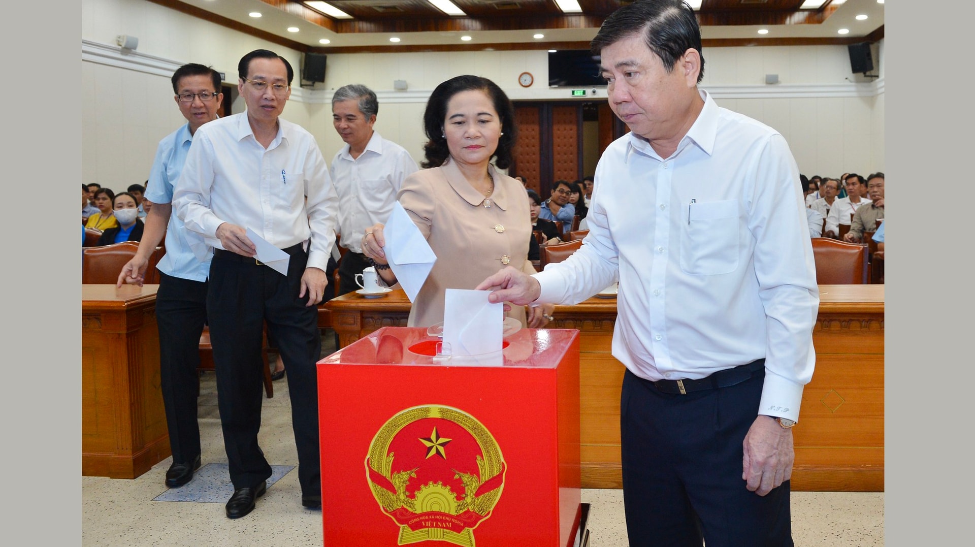 Lãnh đạo HĐND, UBND TPHCM quyên góp ủng hộ đồng bào miền Trung