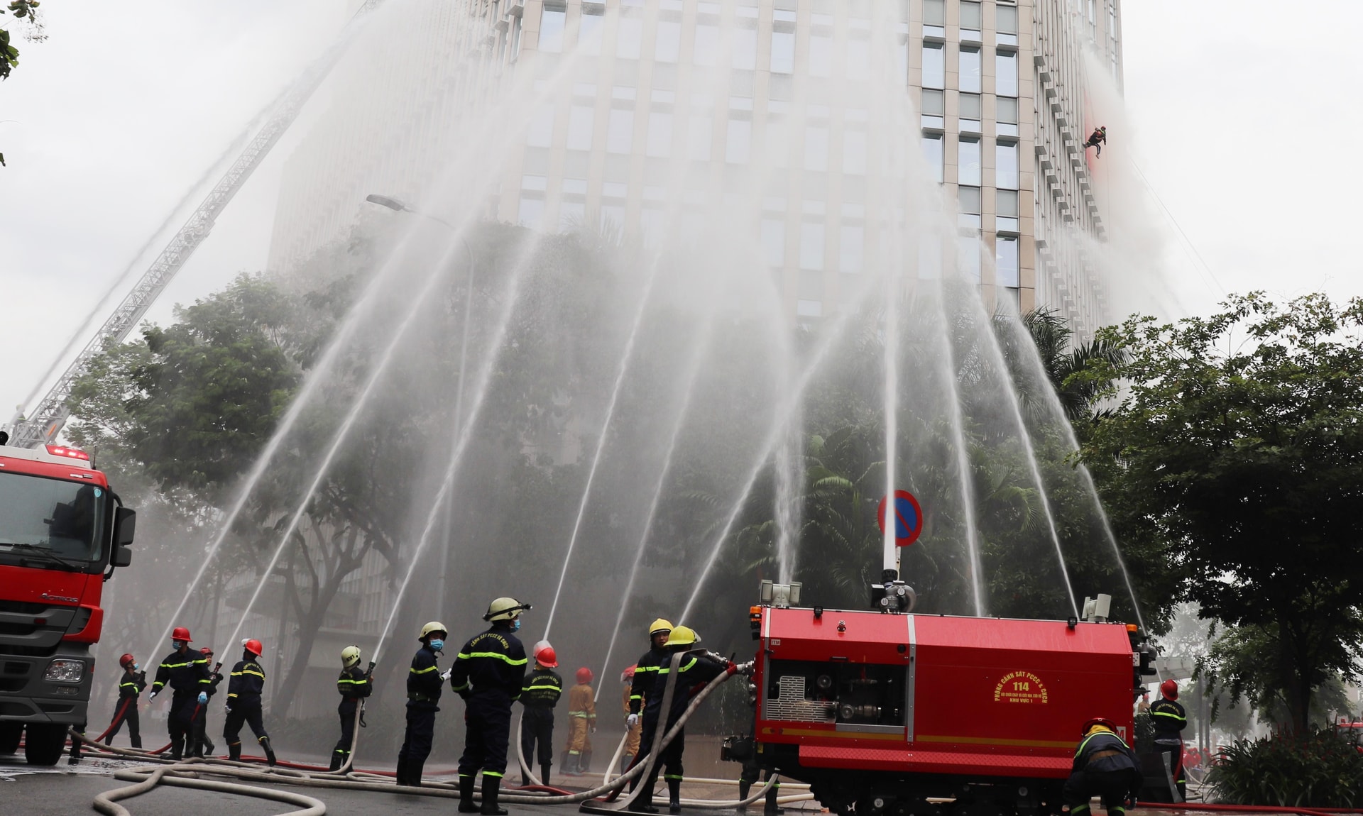 Hơn 2.350 người diễn tập chữa cháy tại tòa nhà cao tầng