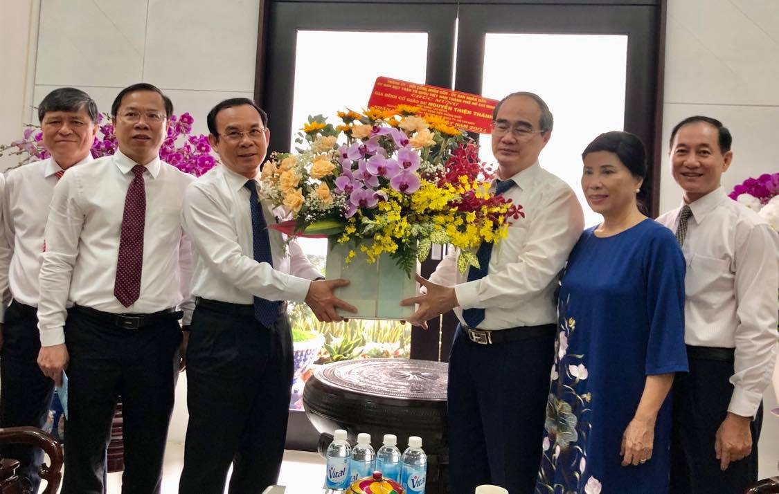 Bí thư Thành ủy TPHCM Nguyễn Văn Nên thăm và chúc mừng các nhà giáo lão thành cách mạng