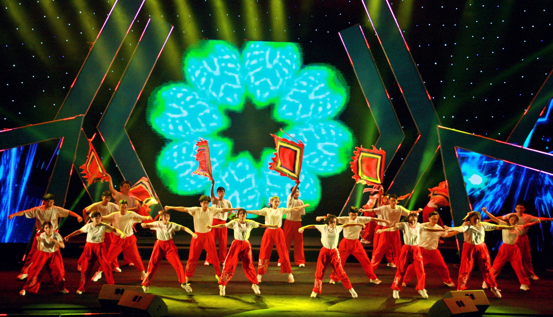 Tưng bừng Liên hoan nhóm nhảy TPHCM “Sức bật tuổi trẻ”