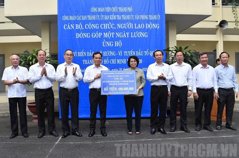 Cán bộ, công chức, người lao động đóng góp ngày lương ủng hộ Quỹ “Vì biển đảo quê hương - vì tuyến đầu Tổ quốc”