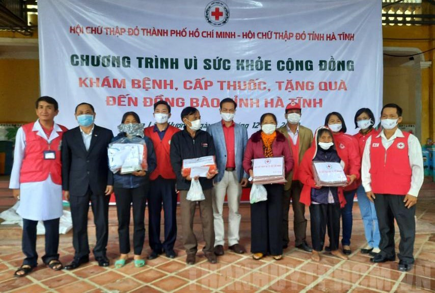 TPHCM khám bệnh và trao 1.000 suất quà đến người dân Hà Tĩnh