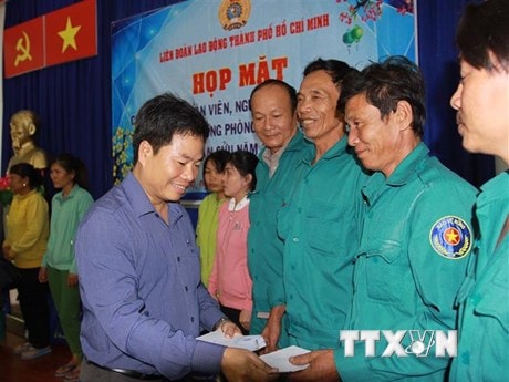 Thăm, tặng quà Tết người lao động trong môi trường làm việc khó khăn