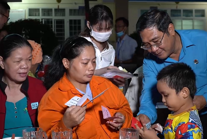 Tết sum vầy cho 250 gia đình công nhân khó khăn tại TP.HCM