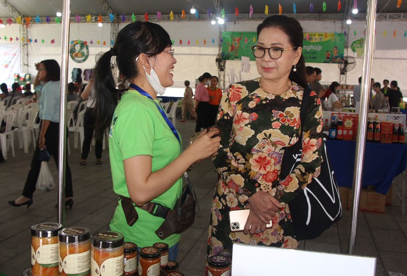 Đặc sản quê khoác áo sang trọng ra chợ tết Sài Gòn