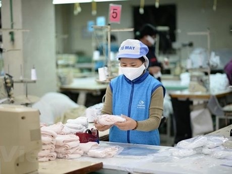 Siêu thị cung ứng đủ khẩu trang, nước rửa tay phục vụ người tiêu dùng