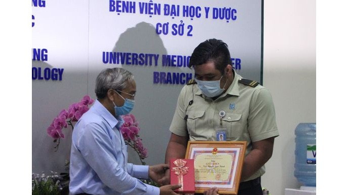 Khen thưởng nhân viên bảo vệ bắt tội phạm đêm mùng 1 Tết