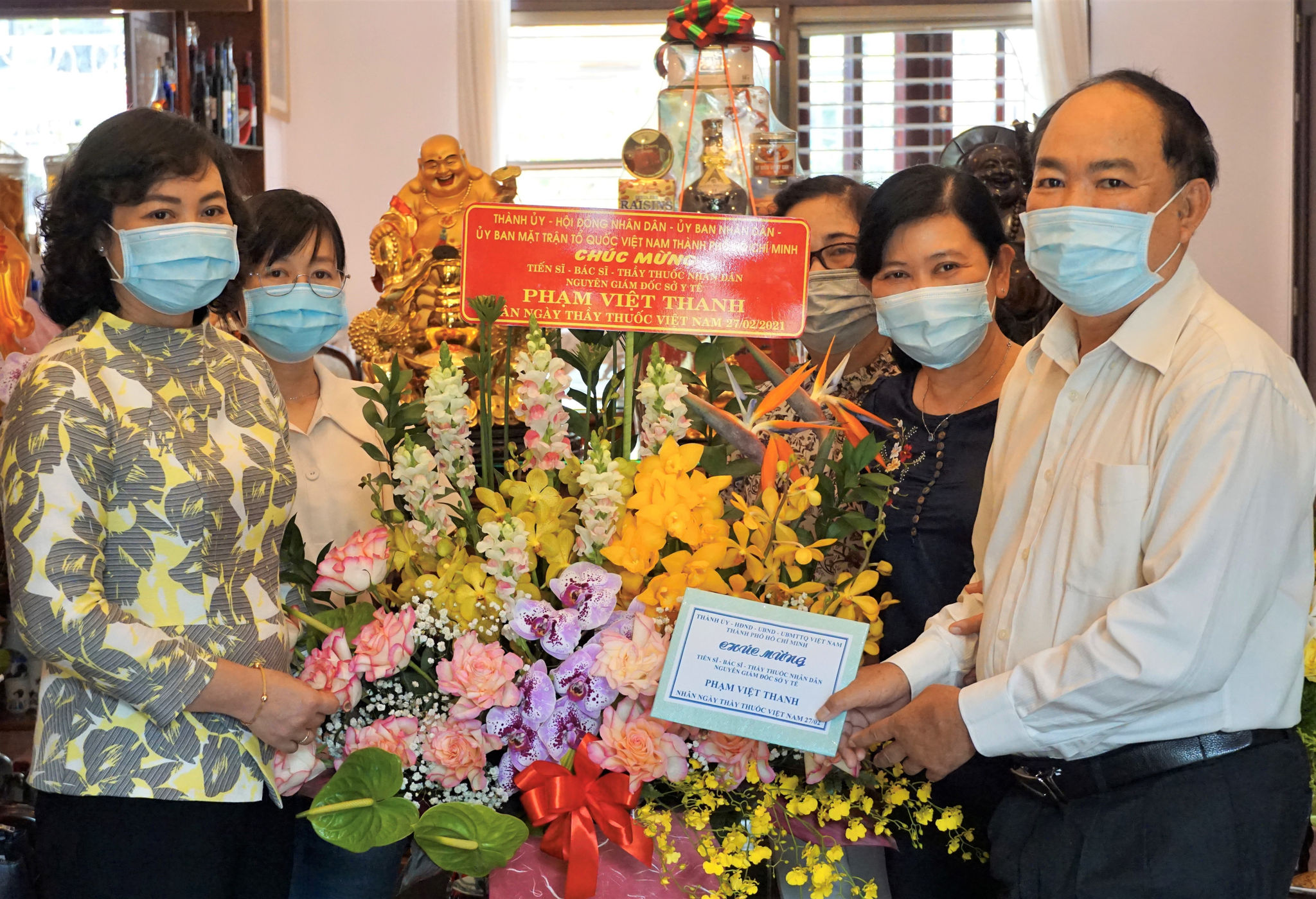 Phó Chủ tịch UBND TPHCM Phan Thị Thắng thăm thầy thuốc lão thành