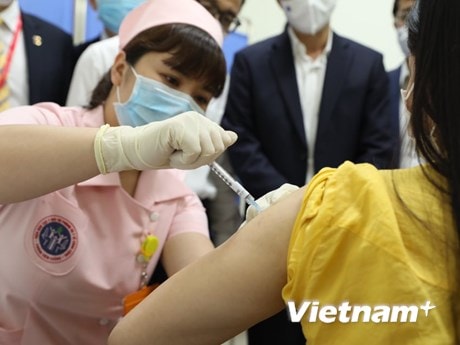 Dịch COVID-19: Tiêm thử nghiệm giai đoạn 1 vaccine COVIVAC