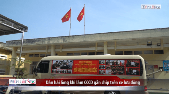 Dân hài lòng khi làm CCCD gắn chip trên xe lưu động