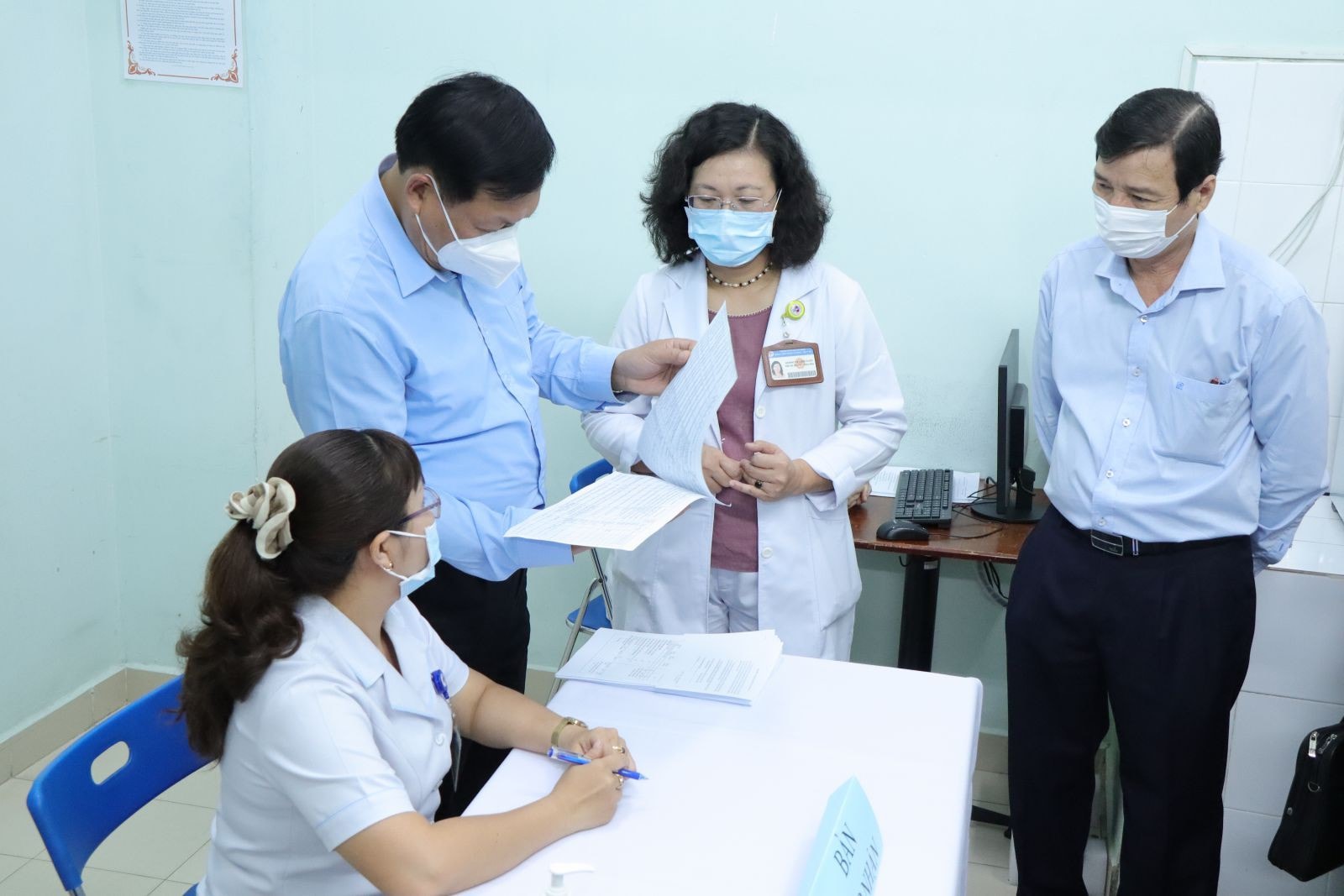 TPHCM: Hơn 1.400 nhân viên y tế được tiêm vaccine Covid-19