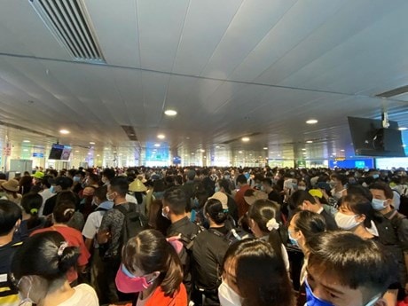 Vì sao sân bay Tân Sơn Nhất lại bị ùn tắc tại khu vực soi chiếu?