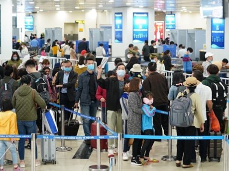 Hàng không tăng cường giám sát khách đeo khẩu trang ở sân bay