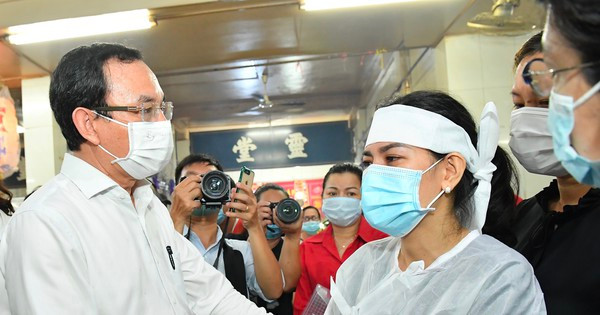 Đồng chí Nguyễn Văn Nên thăm, động viên gia đình nạn nhân vụ cháy nhà ở quận 11