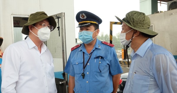 Lãnh đạo TPHCM thăm lực lượng làm nhiệm vụ phòng chống dịch Covid-19