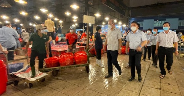 Phó Chủ tịch UBND TPHCM Dương Anh Đức kiểm tra đột xuất chợ đầu mối lúc nửa đêm