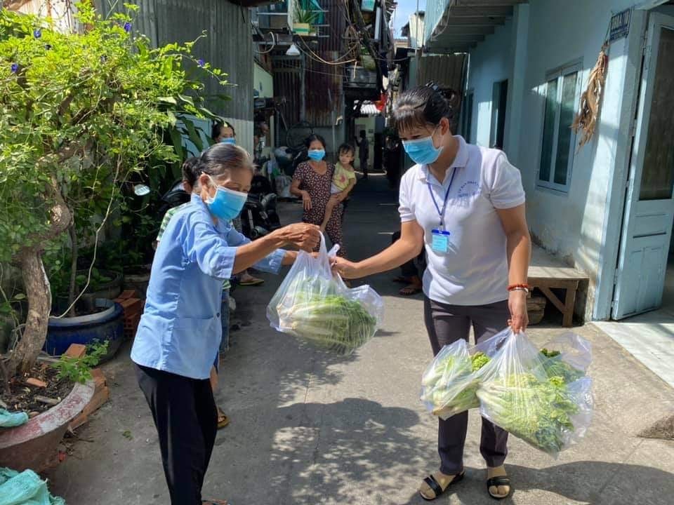 Quận 4 đính chính nội dung bài viết “Người nghèo ở TP.HCM bật khóc khi được tặng thực phẩm tận tay”