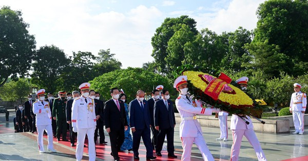 Lãnh đạo Đảng, Nhà nước đặt vòng hoa, tưởng niệm các anh hùng liệt sĩ