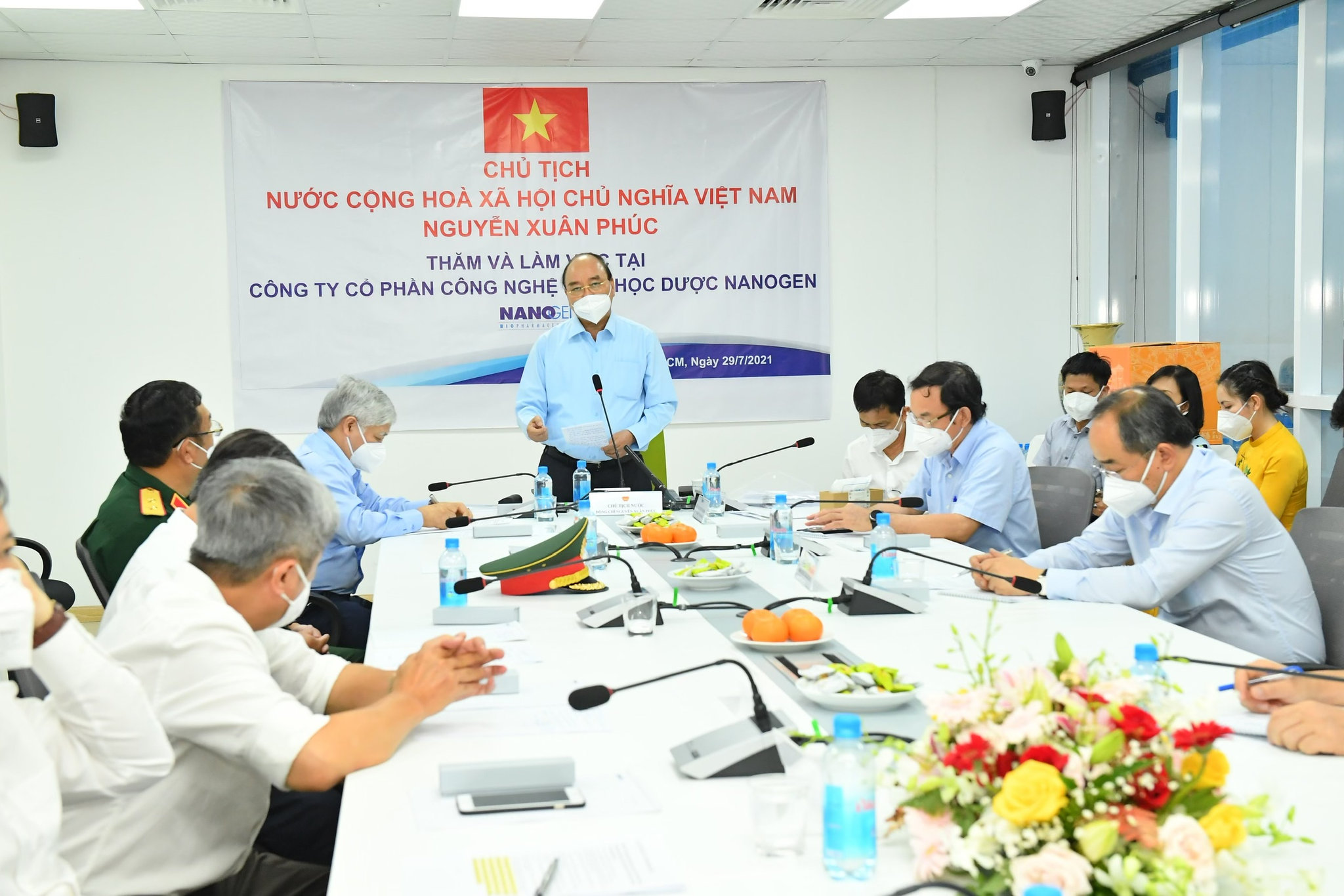 Chủ tịch nước Nguyễn Xuân Phúc: Sản xuất vắc xin trong nước được đặt ở tình trạng khẩn cấp 