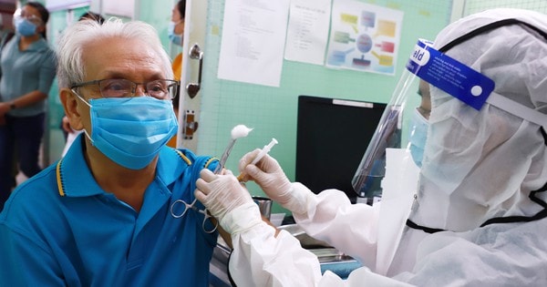 Đưa, đón người già neo đơn đi tiêm vaccine