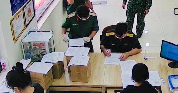 Quân đội TPHCM nhận, giao tro cốt cho người mất vì Covid-19