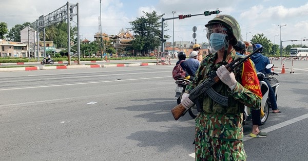 Người dân tuân thủ quy định trong ngày đầu tăng cường kiểm soát phòng dịch Covid-19 ở TPHCM