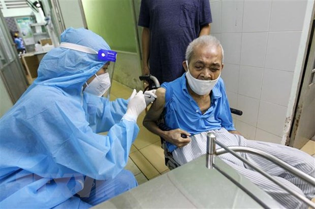 TPHCM: Người dân không nên chần chừ trong việc tiêm vắc xin