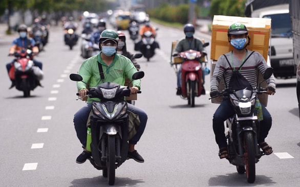 TPHCM: Shipper có thể đi chợ hộ cho người dân ở vùng xanh