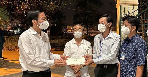 Chủ tịch UBND TPHCM Phan Văn Mãi: “Đêm hôm cũng phải có thuốc cho người dân“