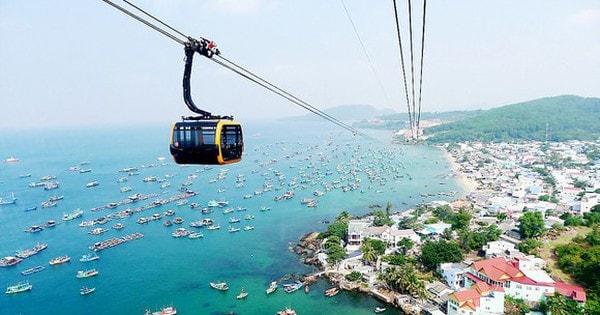 Cánh cửa mở từ thẻ thông hành xanh