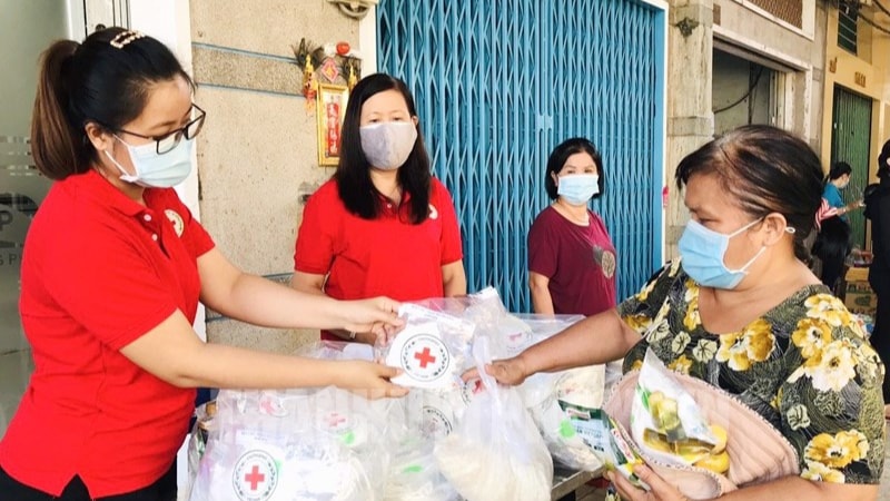 Người dân phường 5, Quận 6 tham gia Phiên chợ nhân ái - Siêu thị nghĩa tình tại hẻm 203 Phan Văn Khỏe. Ảnh: hcmcpv.org.vn