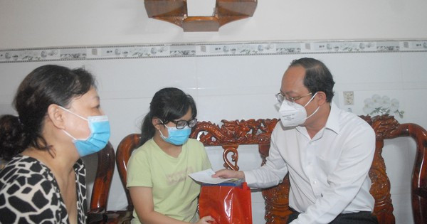 Lãnh đạo TPHCM thăm trẻ em mồ côi có cha, mẹ mất vì Covid-19