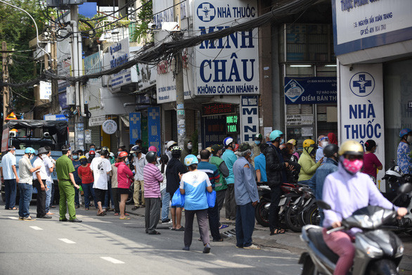 Tới đây, cùng với siêu thị, bán lẻ hàng tiêu dùng; ăn uống; nhà hàng, nhà thuốc cũng phải xuất hóa đơn điện tử được khởi tạo từ máy tính tiền có kết nối chuyển dữ liệu điện tử với cơ quan thuế - Ảnh: DUYÊN PHAN