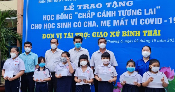 Trao học bổng cho học sinh có cha, mẹ mất vì COVID-19