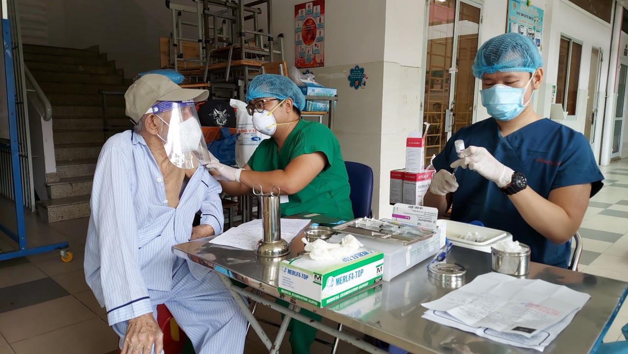 Quận Phú Nhuận: 99.02% người dân trên 18 tuổi được tiêm đủ 2 mũi vắc xin phòng COVID-19