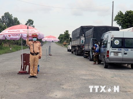 Cảnh sát giao thông tại Kiên Giang thực hiện nhiệm vụ tại chốt kiểm soát nút giao tuyến Lộ Tẻ-Rạch Sỏi với tuyến tránh thành phố Rạch Giá. (Ảnh: Lê Huy Hải/TTXVN)