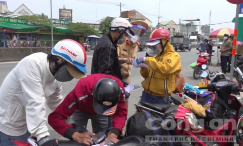 CSGT Công an TPHCM kiểm soát người lưu thông liên tỉnh, từ TPHCM đến Bình Dương