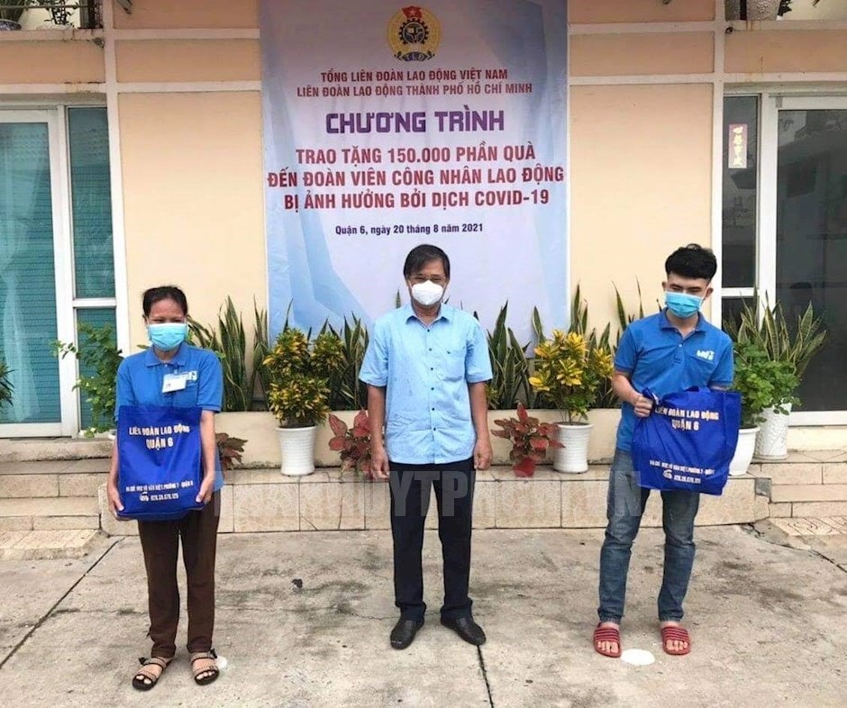 Chủ tịch LĐLĐ Quận 6 Ngô Thanh Bắc trao quà cho người lao động khó khăn